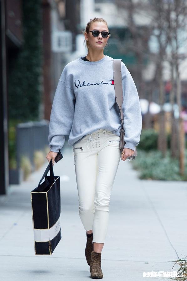 灰白色卫衣内搭怎样搭配呢