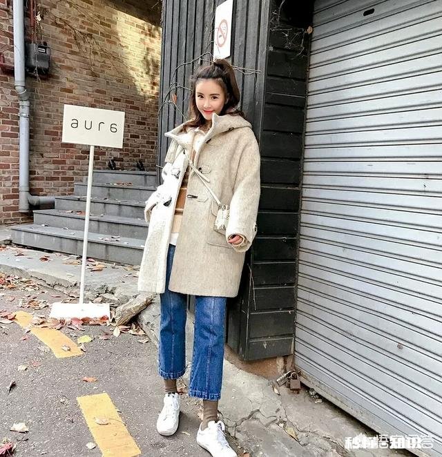 灰白色卫衣内搭怎样搭配呢