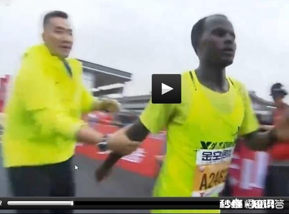 马拉松选手撞线后被志愿者一把拽停，对此你怎么看这个动作会不会对选手造成伤害呢