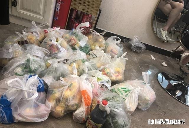 张云雷粉丝往三庆园德云社和云雷造型送了好多柠檬，这是为什么