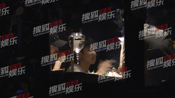贾乃亮520饭局上,王源不断抽烟。网友:心情很复杂!你怎么看