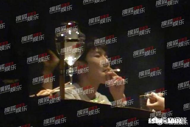 贾乃亮520饭局上,王源不断抽烟。网友:心情很复杂!你怎么看