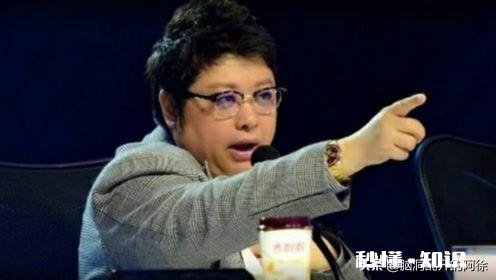 怎么看待微博之夜韩红拿小纸条宣读10个身体力行的明星志愿者