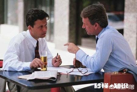 你和两位同事一起进入单位，他俩受领导重用，但你却只是做跑腿之类的工作，该怎么办