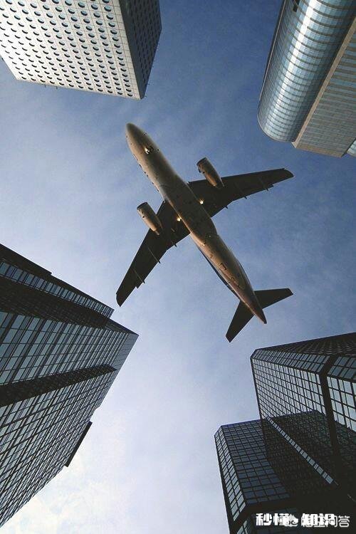 你和两位同事一起进入单位，他俩受领导重用，但你却只是做跑腿之类的工作，该怎么办