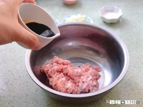 小时候的小笼包馅打水吗，怎么弄好吃