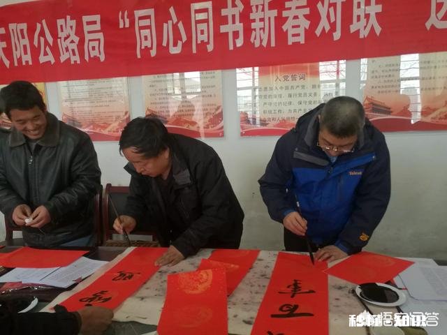 书法家送春联走基层活动越来越红火，您说写的春联和印刷春联哪个感觉春节气氛更浓重