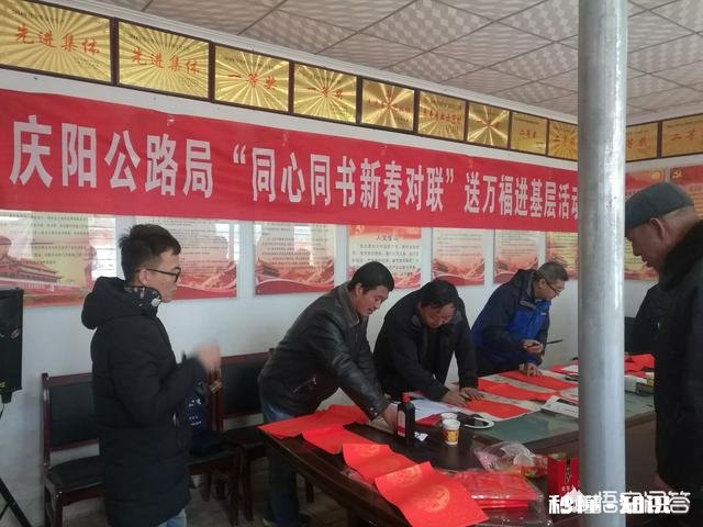 书法家送春联走基层活动越来越红火，您说写的春联和印刷春联哪个感觉春节气氛更浓重