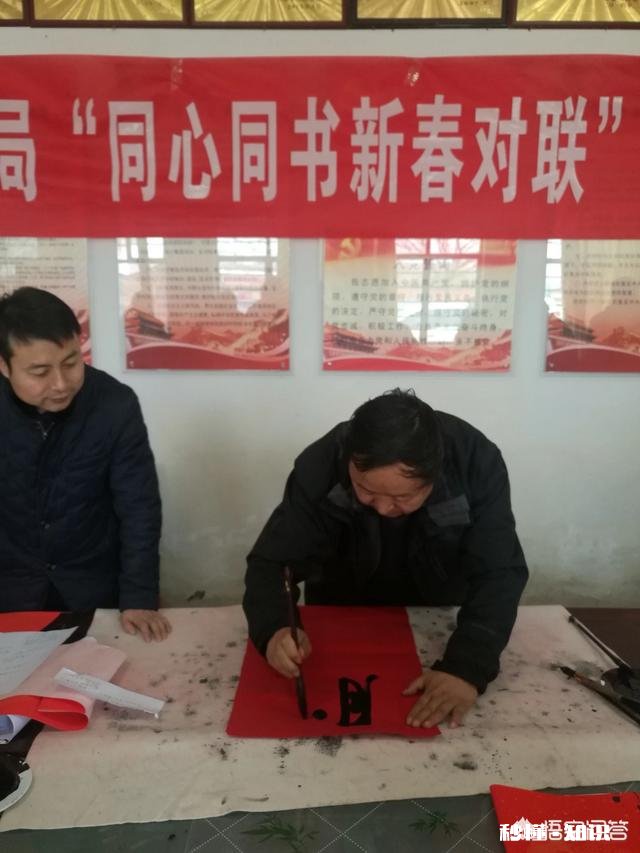 书法家送春联走基层活动越来越红火，您说写的春联和印刷春联哪个感觉春节气氛更浓重