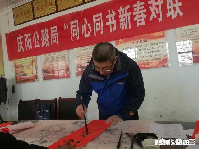 书法家送春联走基层活动越来越红火，您说写的春联和印刷春联哪个感觉春节气氛更浓重