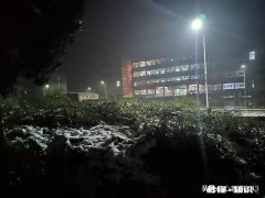 教师月工资开到一万，除了节假日，一天24小时在学校守着，你愿意吗