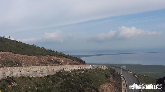 如果你迷失在野外，该如何生存，如何辨别方向，是原地等待还是什么