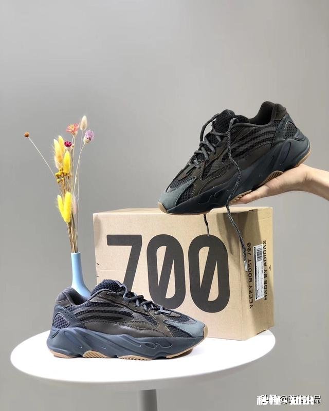 能否推荐一些冬天可以穿的运动鞋，例如耐克，李宁啥的