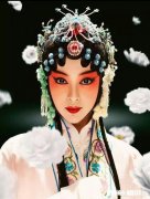 唱京歌比唱京剧容易一些吗