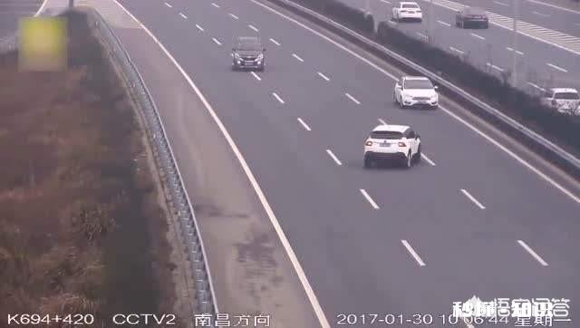 诸暨市:女子高速上开错路反复倒车9分钟,反问民警“倒车不可以吗”, 你怎么看