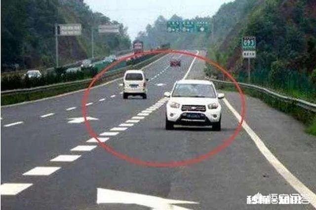 诸暨市:女子高速上开错路反复倒车9分钟,反问民警“倒车不可以吗”, 你怎么看