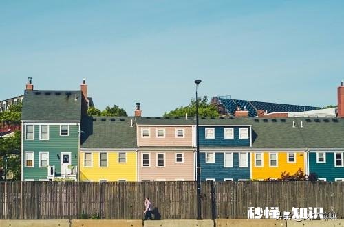 我隔壁邻居两年多来总是把垃圾放他家门口，我一开门就看见，遇到这种情况该如何处理