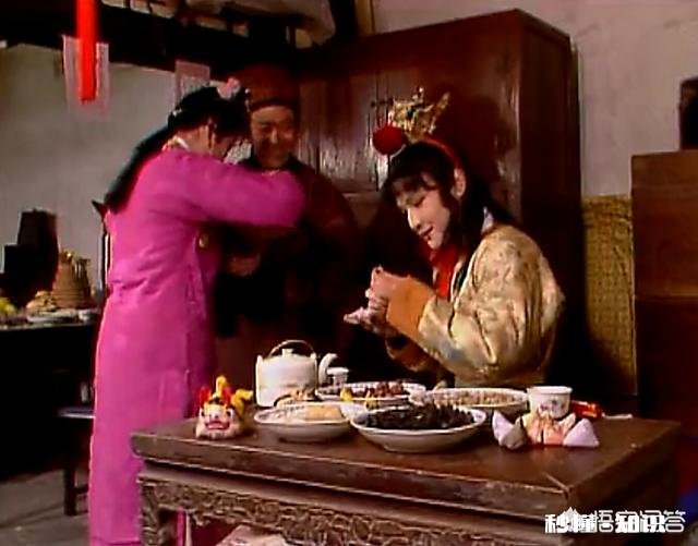 宁国府唱大戏，人人爱看，贾宝玉怎么就觉得无聊了还跑去袭人家里