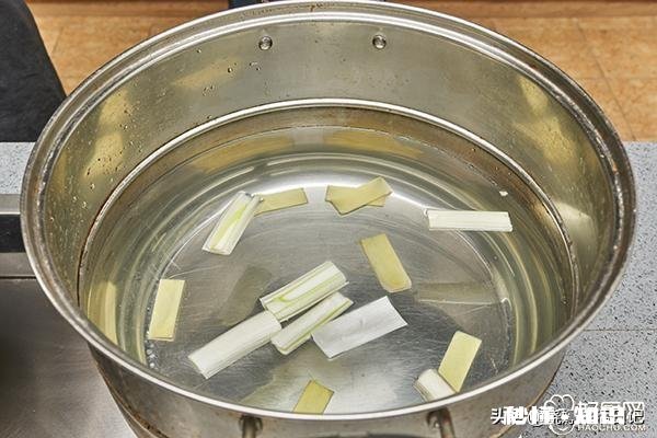 盐焗鸡先腌还是先除水怎么样好