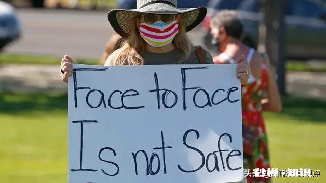 美国一高中返校，学生们几乎都不戴口罩，他们不怕感染新冠病毒吗