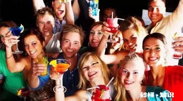 美国一高中返校，学生们几乎都不戴口罩，他们不怕感染新冠病毒吗