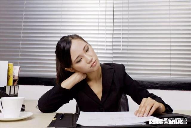 单位的同事和领导什么事都不告诉我明显孤立我我该怎么办