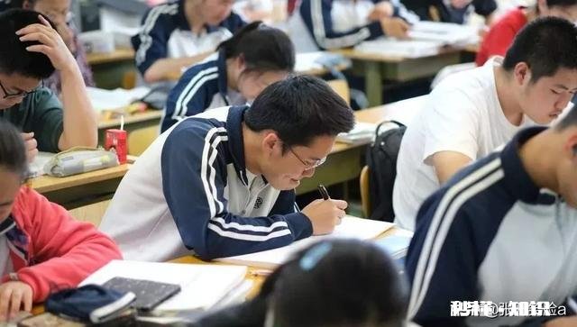 部分学校以疫情耽误为由让学生周日上课，你同意上课吗为什么