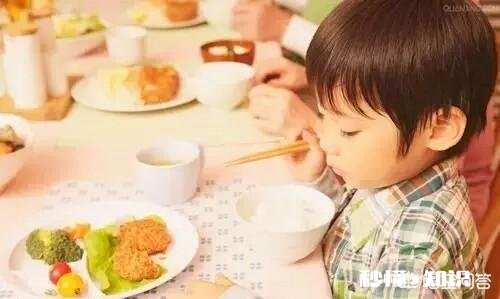 宝宝不爱吃饭怎么办总是吃零食怎么办