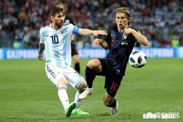 足球先生评选，C罗没选梅西真是小肚鸡肠吗