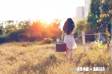 和女生喝完酒,她主动挽着我,让我陪她荡秋千,这样我可以表白嘛