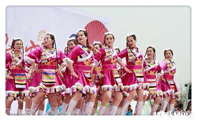 大多数跳广场舞的人都是业余爱好者，我们与专业舞蹈演员差距有多大