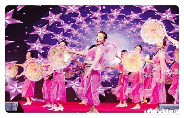 大多数跳广场舞的人都是业余爱好者，我们与专业舞蹈演员差距有多大