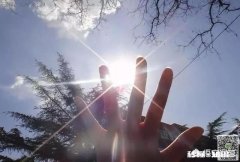 有一种人多愁善感、犹豫不决、愁眉苦脸、自我封闭、充满负能量，怎么与其相处