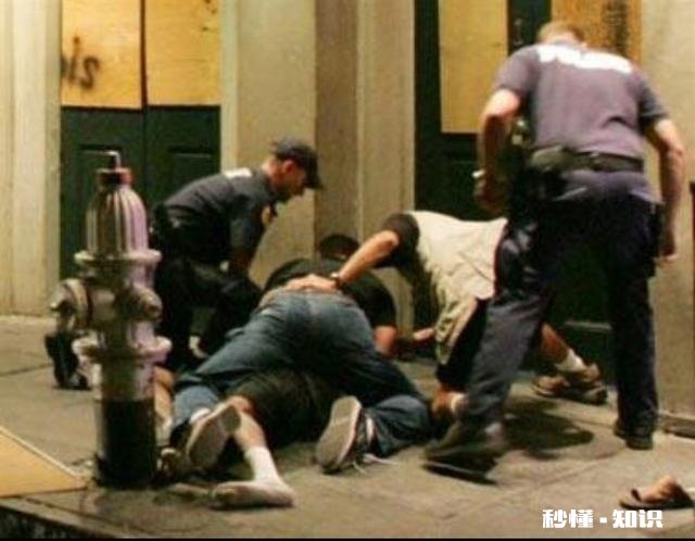 在美国黑人与白人游客发生嘴角，一群黑人围殴白人，为何会无人问津美国会南非化吗