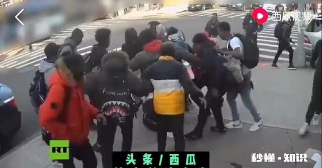 在美国黑人与白人游客发生嘴角，一群黑人围殴白人，为何会无人问津美国会南非化吗