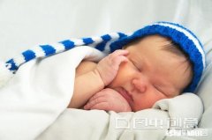 宝宝出生十三天了，突然严重吐奶，是不是感冒了有什么办法解决