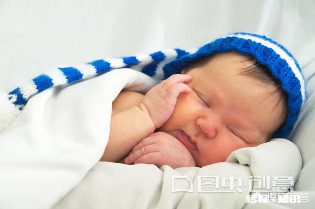 宝宝出生十三天了，突然严重吐奶，是不是感冒了有什么办法解决