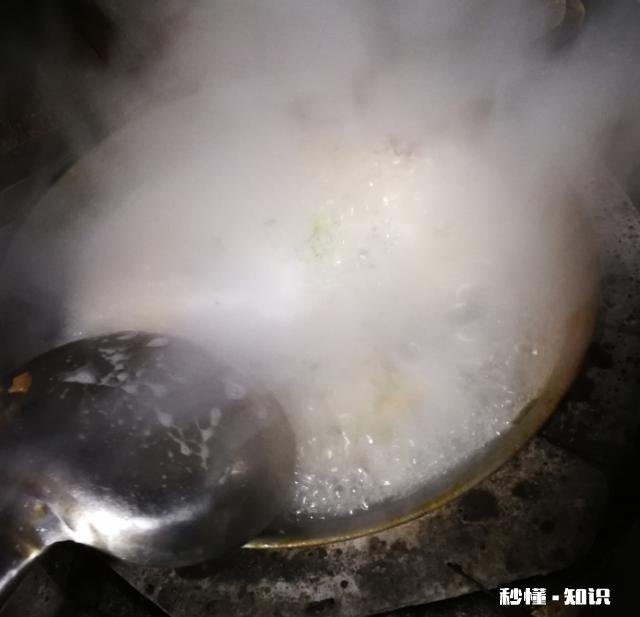 正宗的陕西西安羊肉泡馍应该怎么吃