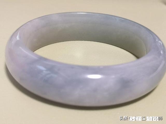 请教大神，这个手镯如何，朋友送的，想估个价，下次送回他等价的