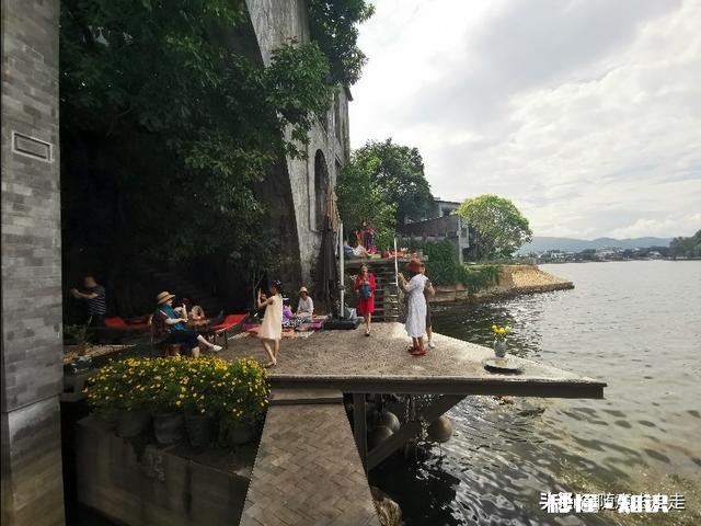 明天 8月20号想去云南丽江玩，这段时间天气预报连续有雨，影响游玩吗