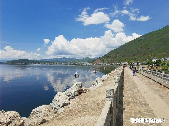 明天 8月20号想去云南丽江玩，这段时间天气预报连续有雨，影响游玩吗