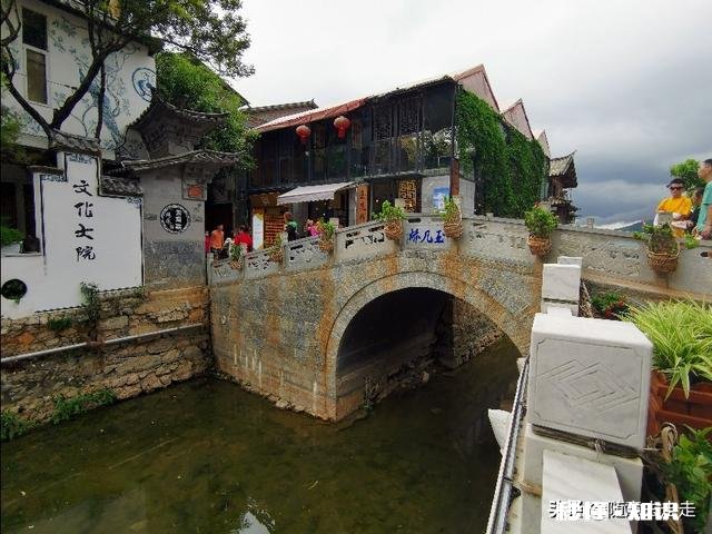 明天 8月20号想去云南丽江玩，这段时间天气预报连续有雨，影响游玩吗