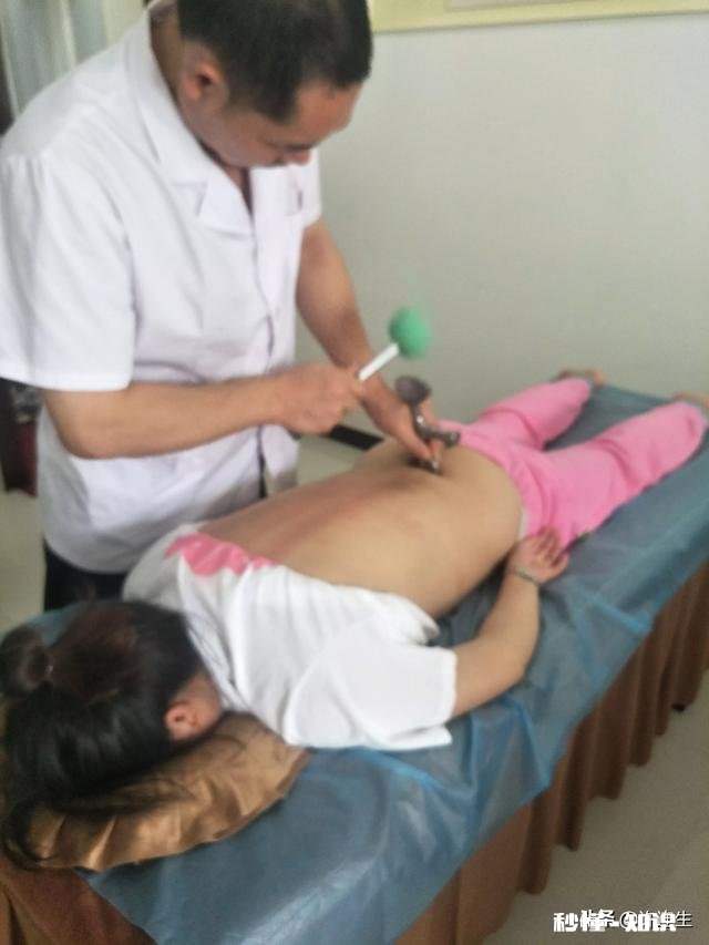 万能的头条朋友们，膝关节做过手术不能弯屈，有什么办法吗