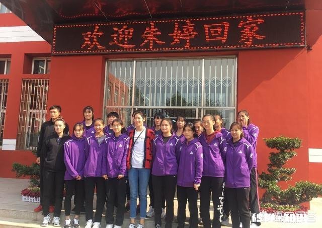 朱婷回河南女排中心探望，自己打饭洗碗如此接地气，你怎么看