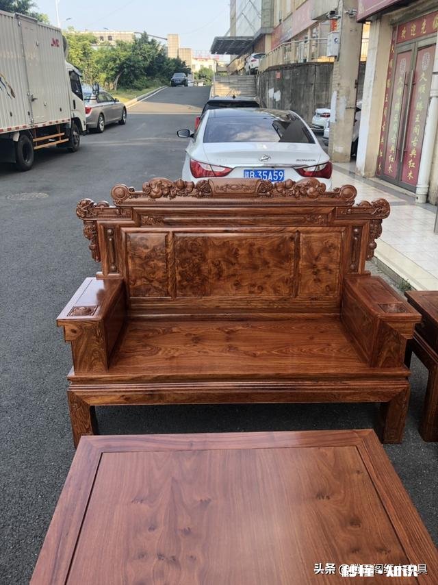 买红木家具到底是选择素面的还是选择雕花的