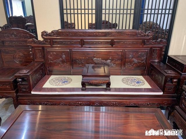 买红木家具到底是选择素面的还是选择雕花的