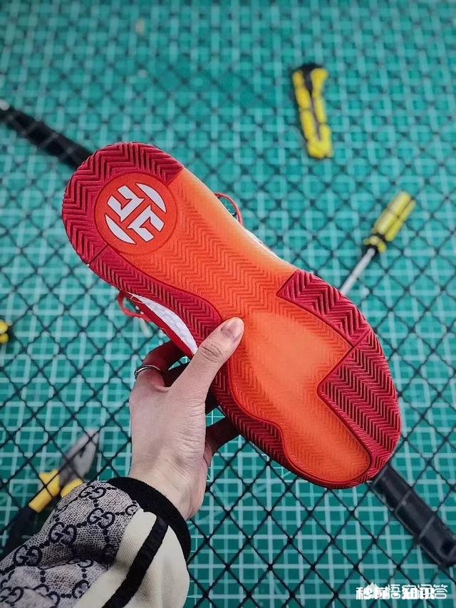 500元以内有哪些性价比比较高的休闲运动鞋适合大学生穿最好带气垫，比较潮一点的