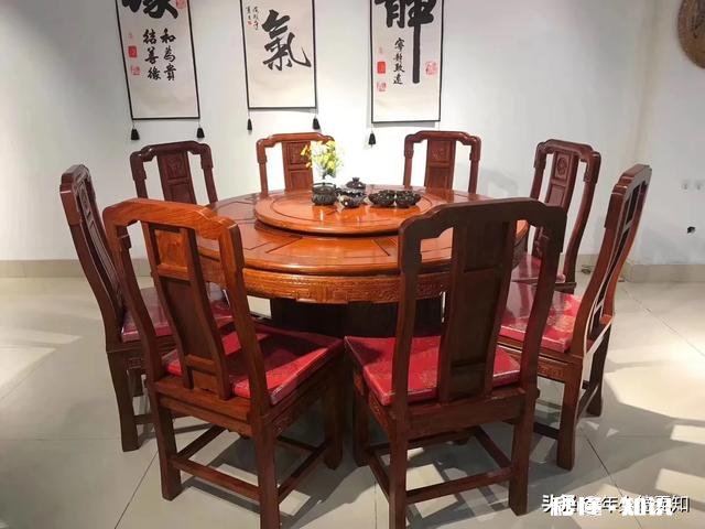 客厅沙漠黄色搭配什么颜色茶几，电视柜，餐桌