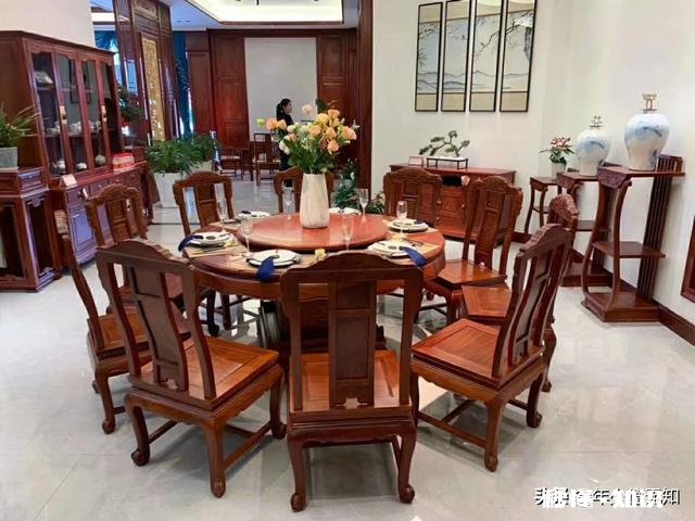 客厅沙漠黄色搭配什么颜色茶几，电视柜，餐桌