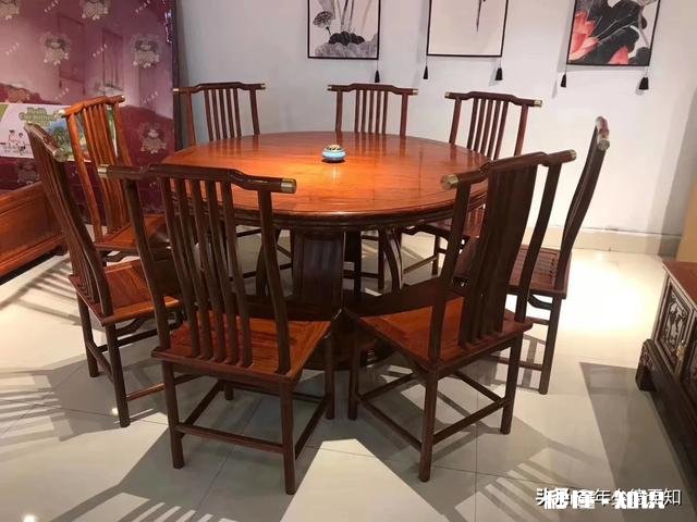 客厅沙漠黄色搭配什么颜色茶几，电视柜，餐桌